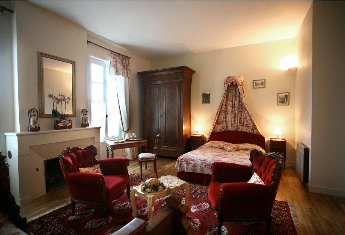 Doppelzimmer (Pompadour) | Individuell dekoriert, individuell eingerichtet, Schreibtisch