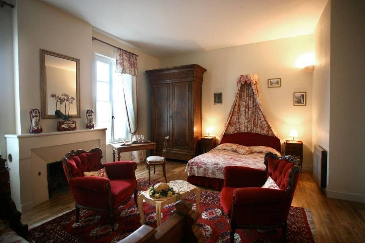 Doppelzimmer (Pompadour) | Individuell dekoriert, individuell eingerichtet, Schreibtisch