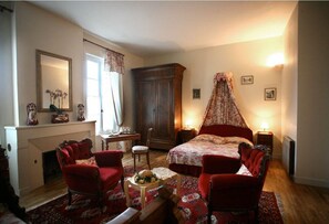 Doppelzimmer (Pompadour) | Individuell dekoriert, individuell eingerichtet, Schreibtisch