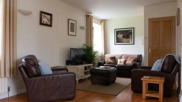 Apartment, 2 Bedrooms, Courtyard Area (Laurel Apartment) | Living area | TV, table tennis