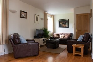 Departamento, 2 habitaciones, en el área del patio (Laurel Apartment) | Área de sala de estar | Televisión y tenis de mesa 