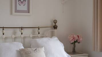 Apartment, 2 Bedrooms, Courtyard Area (Laurel Apartment) | 1 bedroom, individually decorated, individually furnished