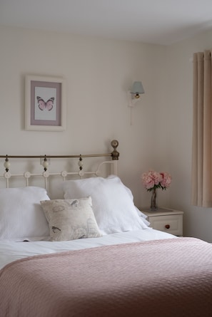 Căn hộ, 2 phòng ngủ, khu vực sân vườn (Laurel Apartment) | 1 phòng ngủ, trang trí khác biệt 