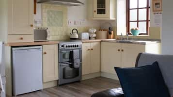 Apartment, 2 Bedrooms, Courtyard Area (Cherry Apartment) | Private kitchen