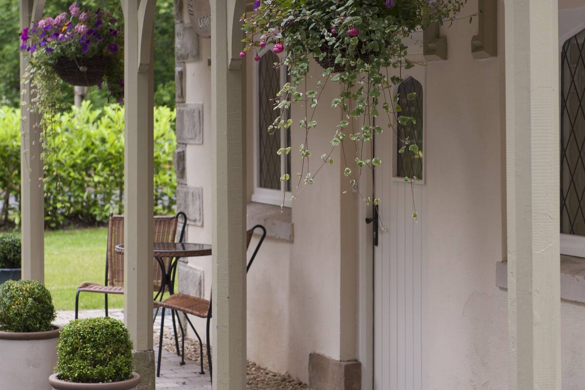 Cottage, 3 Bedrooms (5 * Gate Lodge) | 1 bedroom, blackout curtains, iron/ironing board, free cots/infant beds