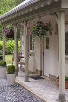 Cottage, 3 Bedrooms (5 * Gate Lodge) | 1 bedroom, individually decorated, individually furnished