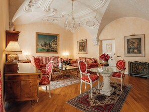 Luksussuite, 1 soverom, terrasse | Sengetøy av topp kvalitet, minibar, safe på rommet og skrivebord