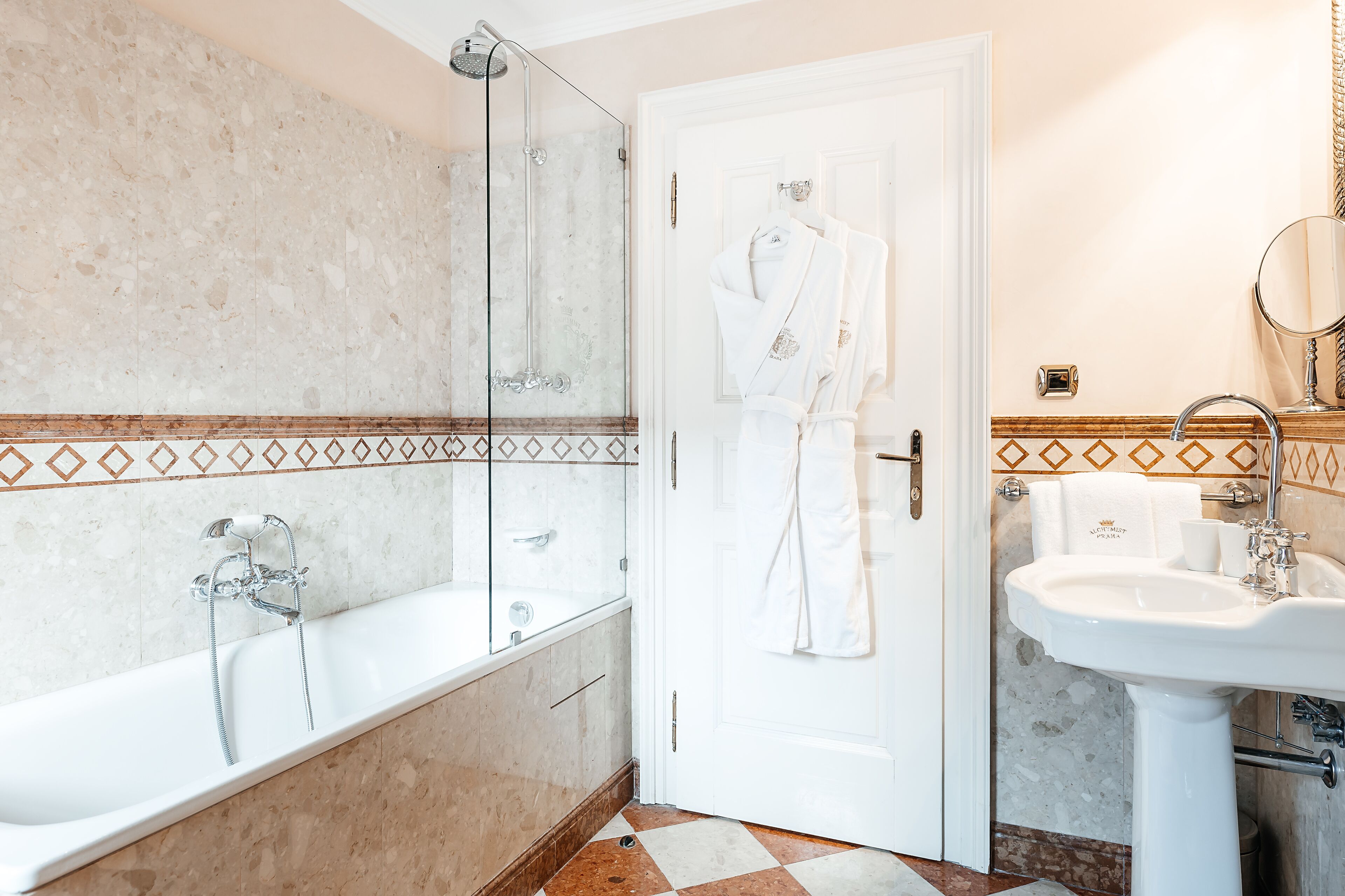 deluxe double or twin room, 1 bedroom | bathroom | combined shower/bathtub, free toiletries, hair dryer, slippers