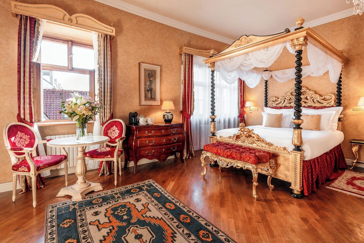 华丽双人房或双床房, 1 间卧室 | 高档床上用品、迷你吧、客房内保险箱、办公桌