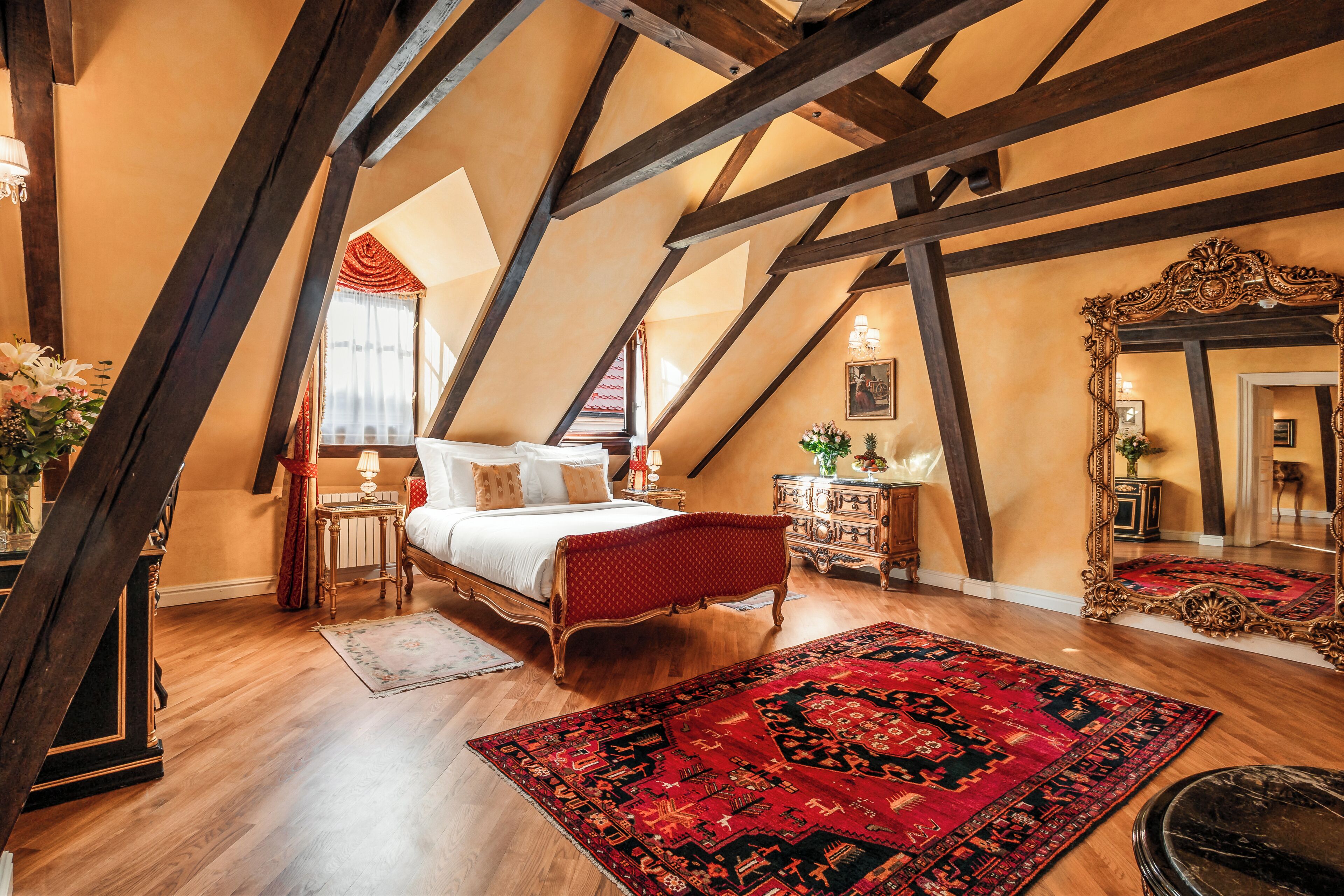 皇家套房, 1 张大床和 1 张沙发床 | 高档床上用品、迷你吧、客房内保险箱、办公桌