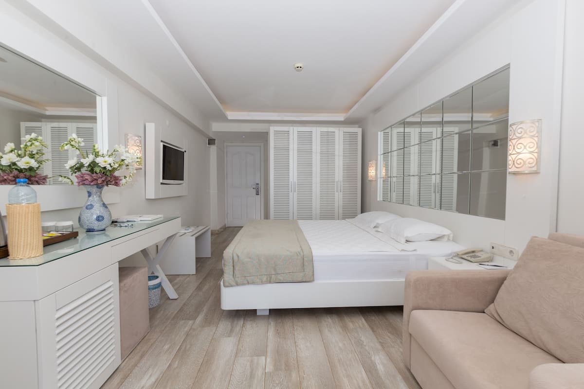Premium bedding, minibar, in-room safe, soundproofing