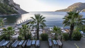A terrace with outdoor seating overlooking a beach and the sea. - Mavi Deniz Otel - All Inclusive (Marmaris)