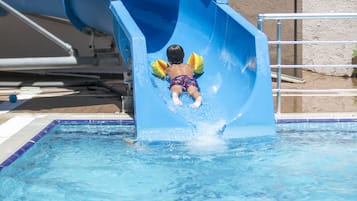 Ulkouima-allas, aurinkovarjoja, aurinkotuoleja