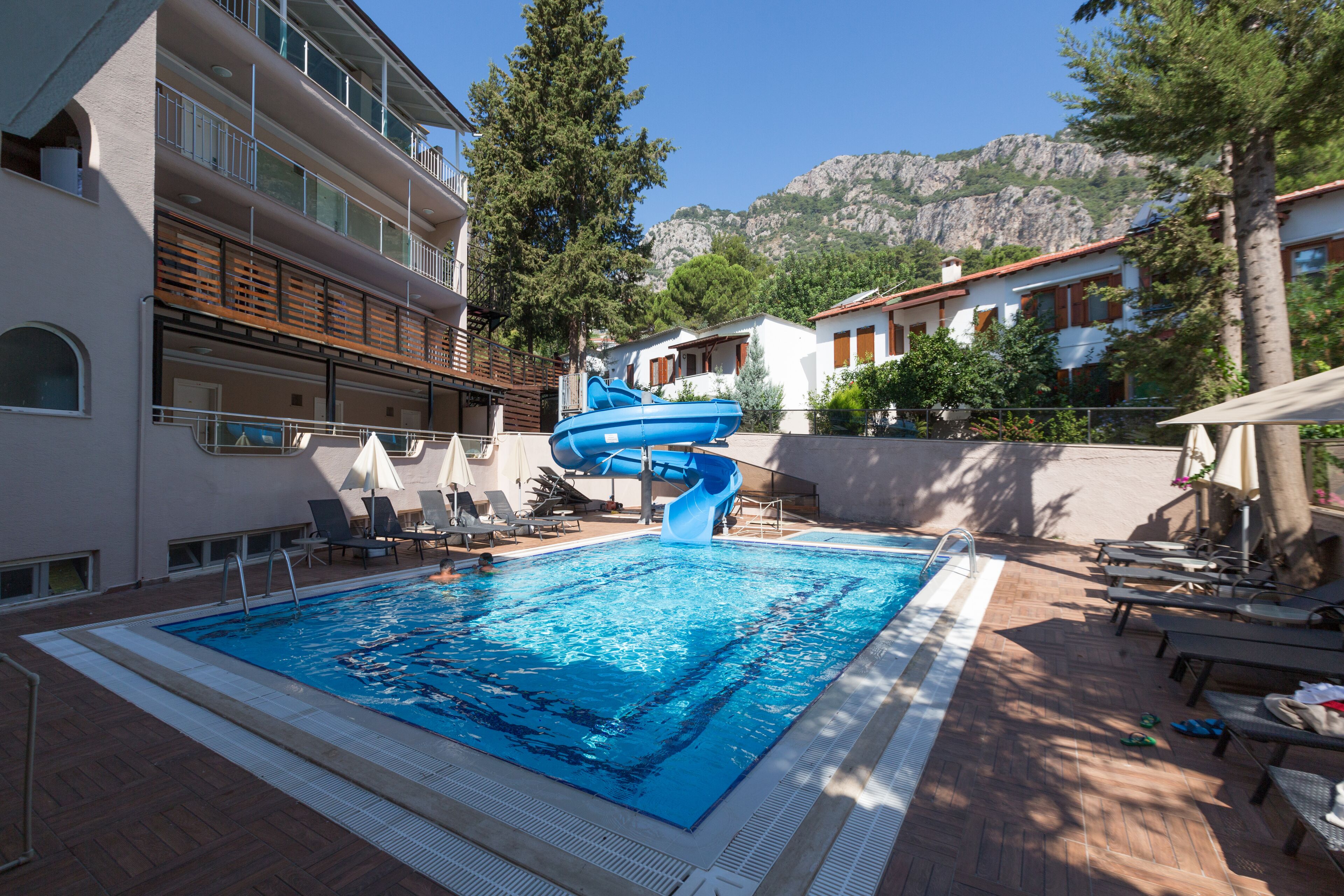 Piscina all'aperto, ombrelloni da piscina, lettini