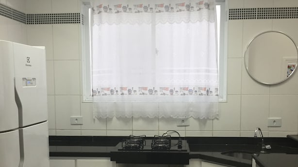 Frigorífico, microondas y utensilios de cocina