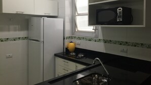 Frigorífico, microondas y utensilios de cocina