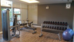 A gym with exercise equipment, dumbbells, and a blue exercise ball. - Bann Thew Lom By Paninthira (Cha-am)