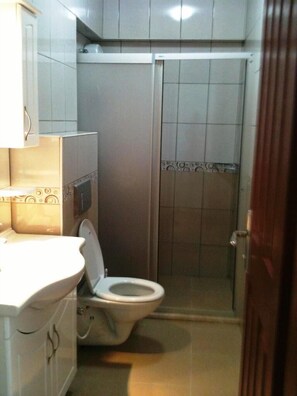Shower, hair dryer, towels - Gaye Apart (Ula)