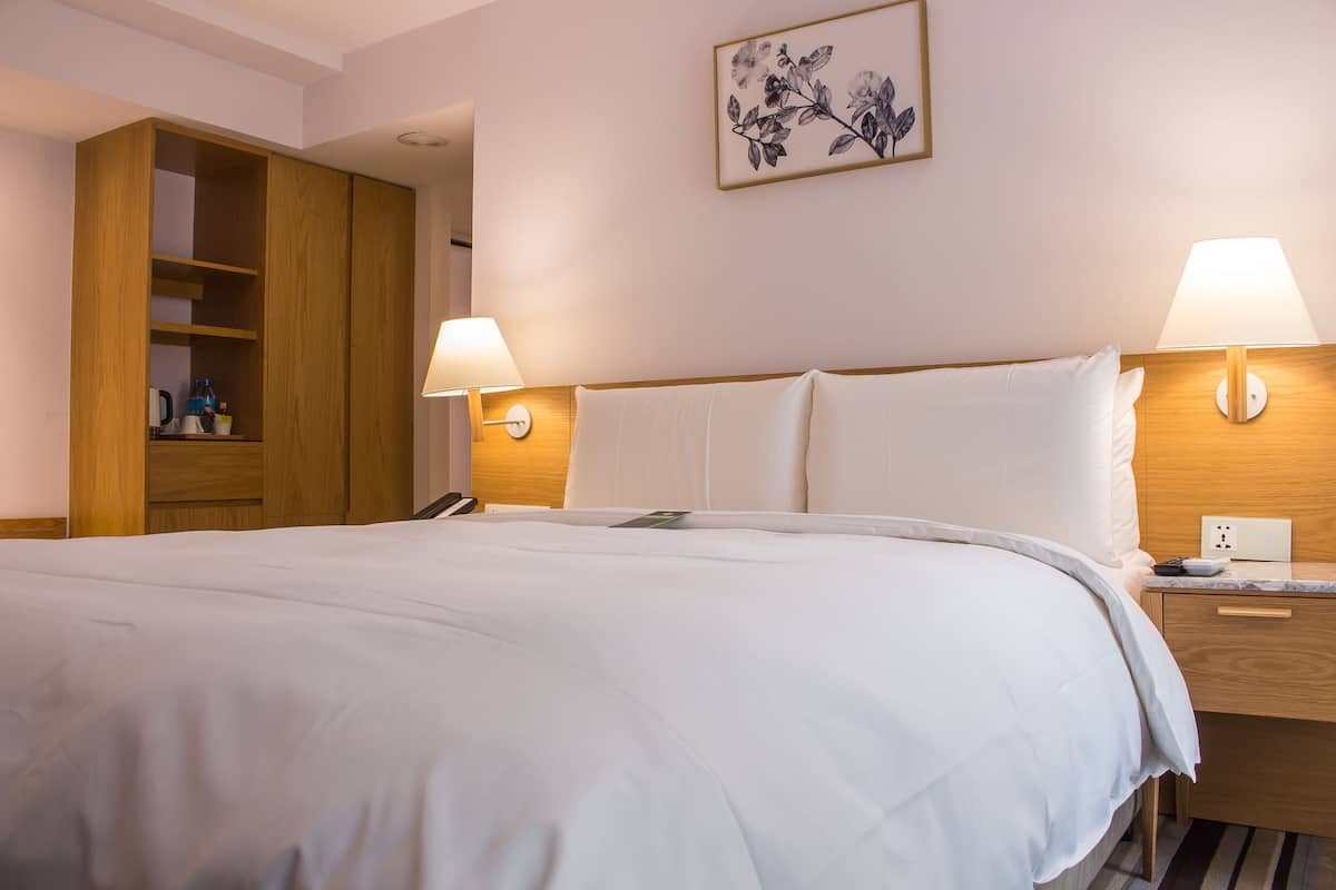 Premium bedding, minibar, in-room safe, desk