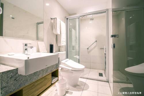 Deluxe Double Room | Bathroom | Free toiletries, hair dryer, slippers, bidet