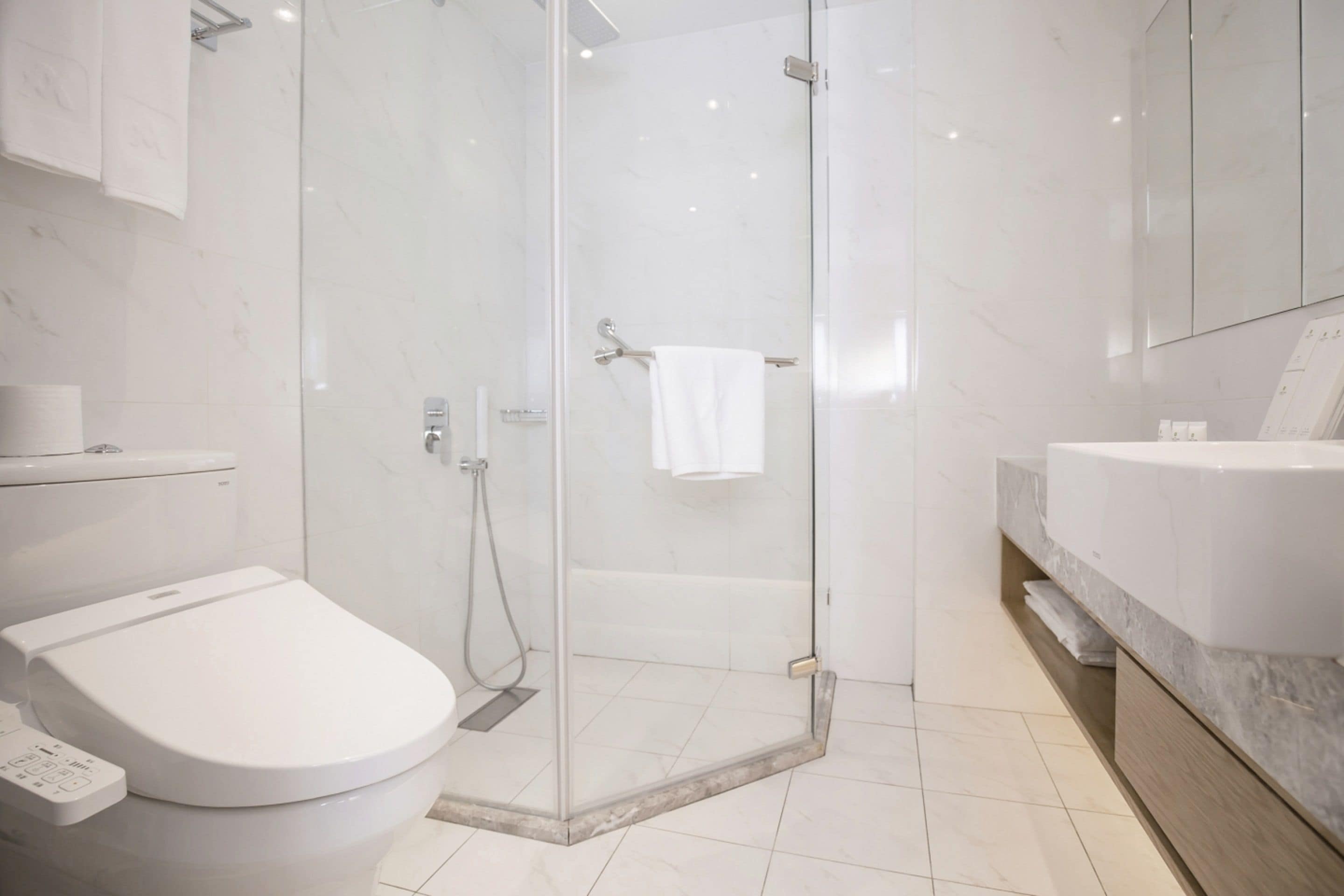 standard double room | bathroom | free toiletries, hair dryer, slippers, bidet