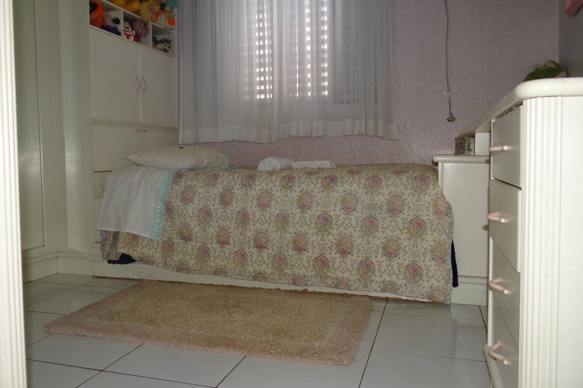 Habitación individual, baño compartido (Aninha) | 1 habitación, ropa de cama de alta calidad y escritorio