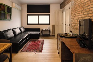 Deluxe Quadruple Room | Minibar, desk, laptop workspace, free WiFi - B&B Design (Bologna)