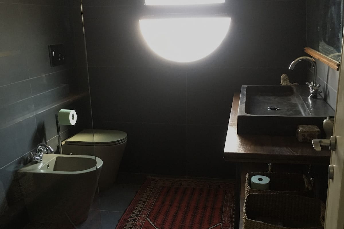 Habitación cuádruple Deluxe | Minibar, escritorio, espacio para trabajar con laptop y wifi gratis