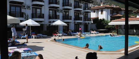 Piscine extérieure, parasols de plage, chaises longues