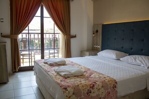 Caja de seguridad en la habitación y escritorio