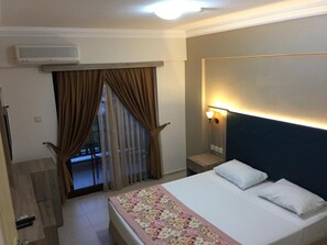 Tallelokero huoneessa, työpöytä, äänieristys, ilmainen Wi-Fi