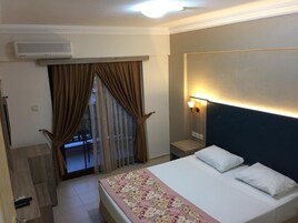 In-room safe, desk, soundproofing, free WiFi