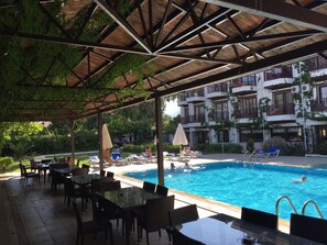 Outdoor pool, pool umbrellas, sun loungers - Hamle Hotel (Ula)