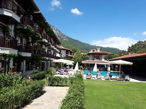 حمّام سباحة خارجي، مظلات على حمّام السباحة، مقاعد للتشمس
