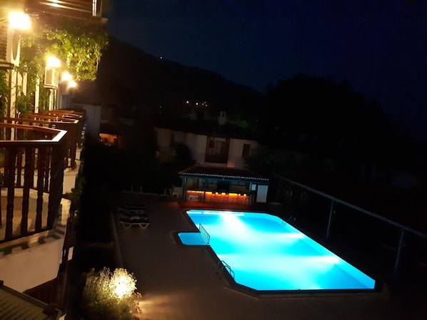Piscina a l'aire lliure, para-sols i gandules