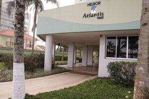 En hotellentrédörr med en skylt som visar texten: ”Helbor Atlantis 1945”.