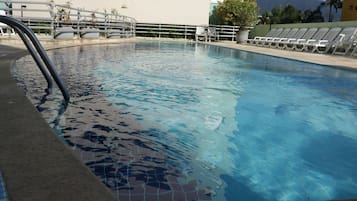 Piscina externa, guarda-sóis, espreguiçadeiras