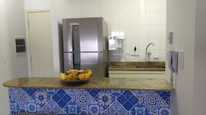 Apartamento familiar, 2 habitaciones, vistas a la montaña, frente a la playa | Cocina básica privada | Frigorífico grande, microondas, horno y máquina de café espresso