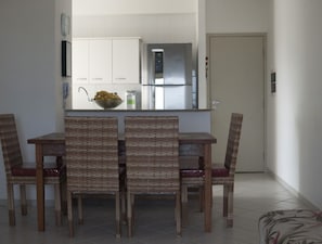 Apartamento, 2 habitaciones, vistas al mar, frente a la playa | Zona de estar | Televisión de pantalla plana de 49 pulgadas con canales por cable