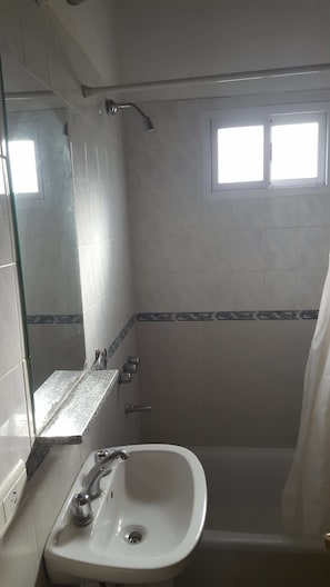 Dusche, kostenlose Toilettenartikel, Handtücher