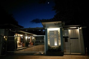 Fachada del alojamiento - Noche