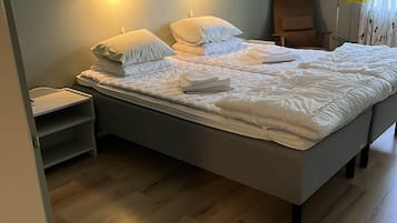 Comfort dubbelrum eller tvÄbÀddsrum - delat badrum (No pets allowed) | 1 sovrum och wi-fi