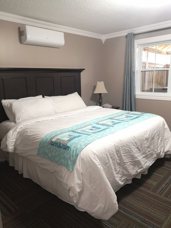 أسرّة بإسفنج يتكيف مع شكل الجسم ومكتب وستائر تعتيم ومكواة/لوح كي