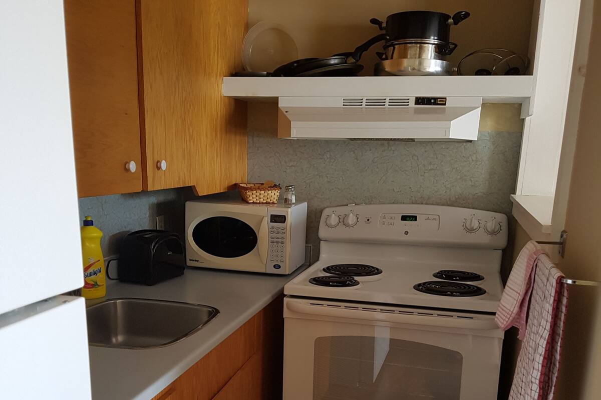 studio suite, 1 queen bed, kitchenette | private kitchenette | fridge, microwave, coffee/tea maker