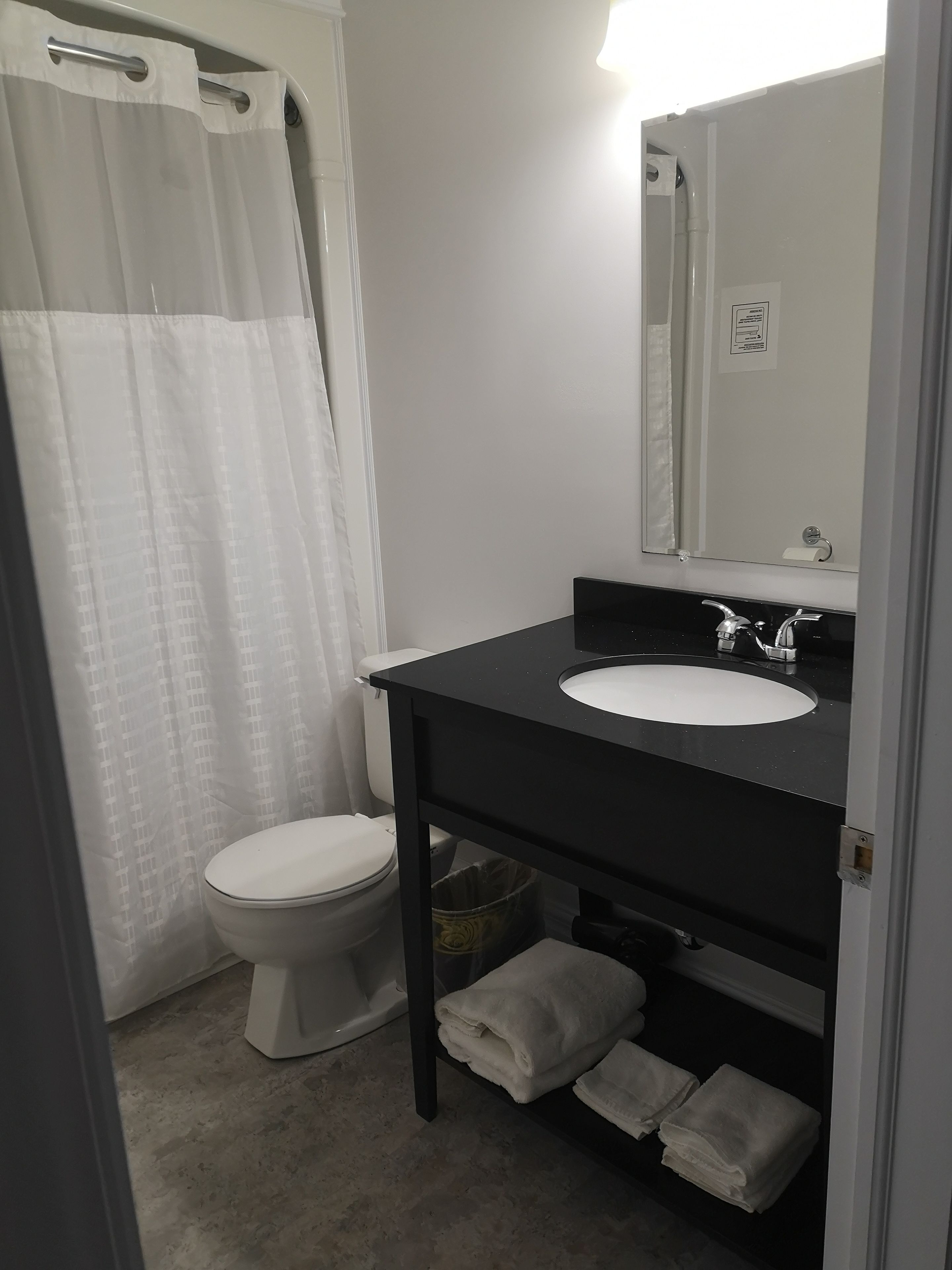 room, 1 queen bed | bathroom | combined shower/bathtub, free toiletries, hair dryer, towels