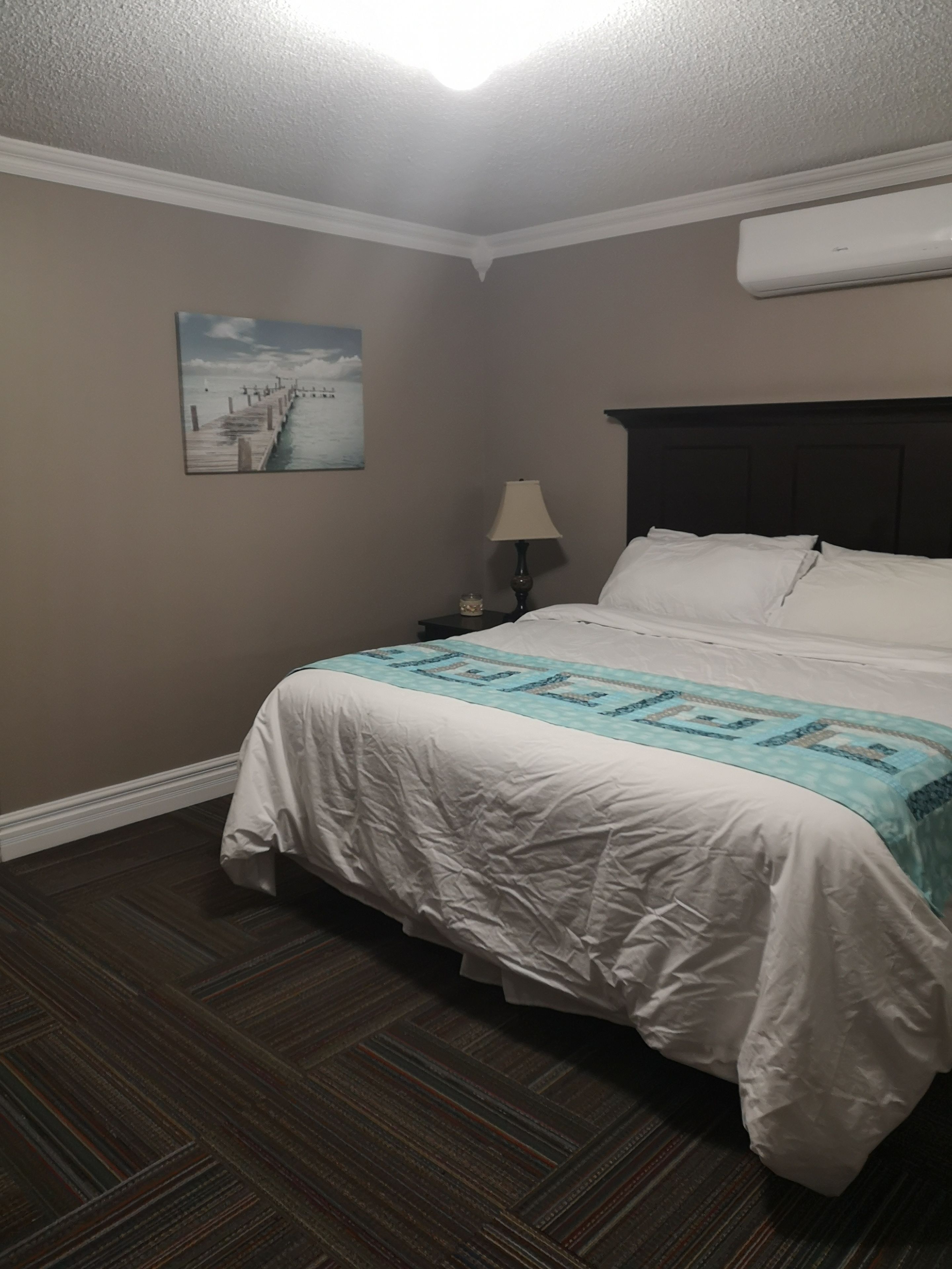 Suite de lujo, hidromasaje | Camas con efecto memoria, escritorio y cortinas blackout 