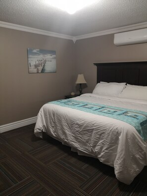 Luksussviitti, poreamme | Memory foam -patjalliset sängyt, työpöytä, pimennysverhot