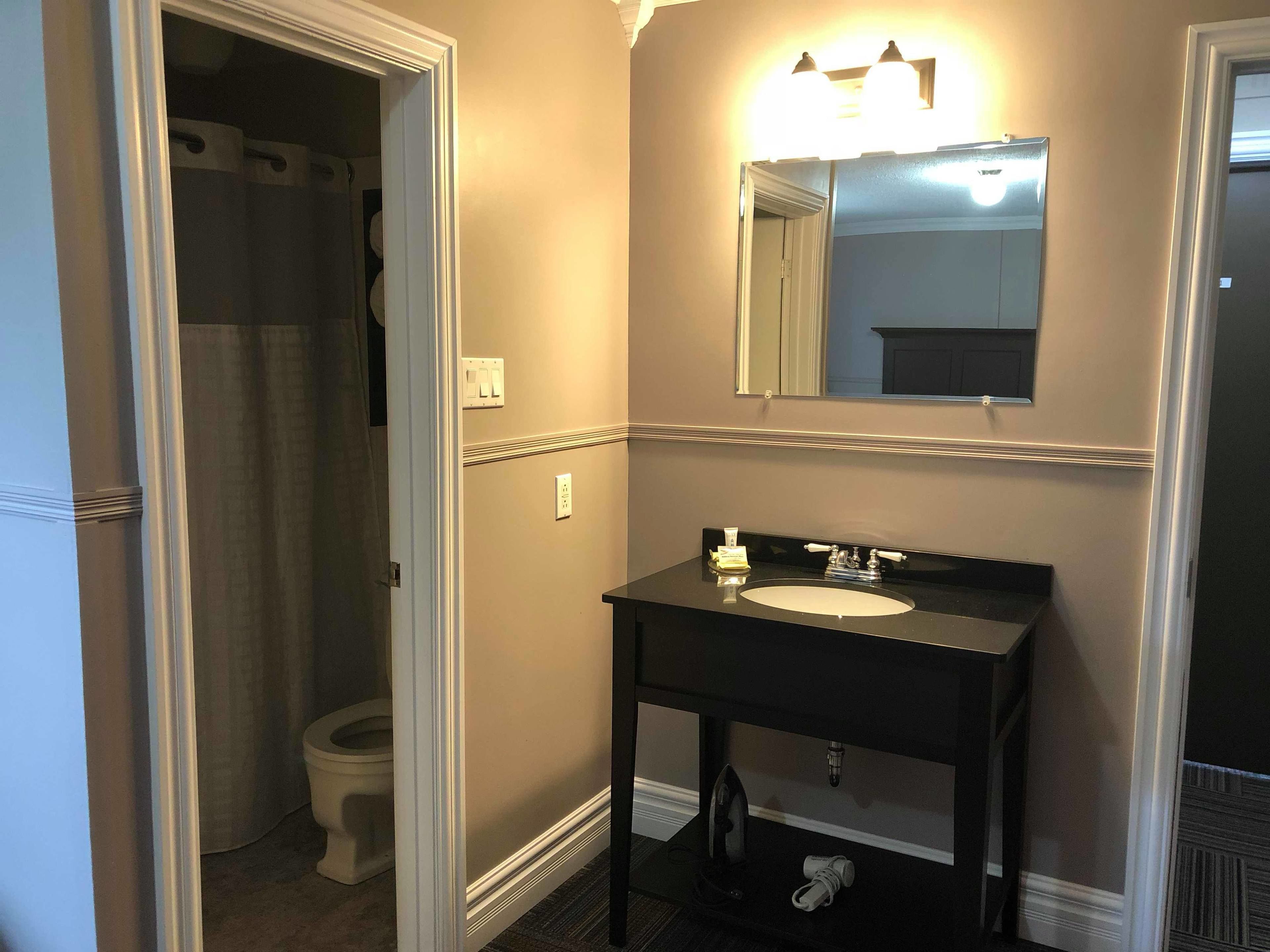 room, 1 queen bed | bathroom | combined shower/bathtub, free toiletries, hair dryer, towels