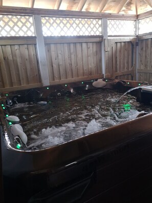 Luksussviitti, poreamme | Memory foam -patjalliset sängyt, työpöytä, pimennysverhot