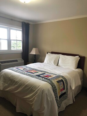 Studio suite, 1 queensize bed, kitchenette | Bedden met traagschuimmatras, een bureau, verduisterende gordijnen